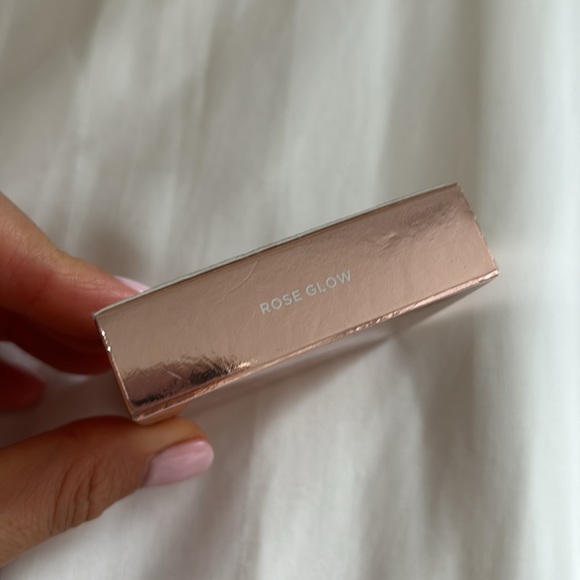 NEW Laura Mercier Rose Glow Highlighting Powder - Picture 5 of 5